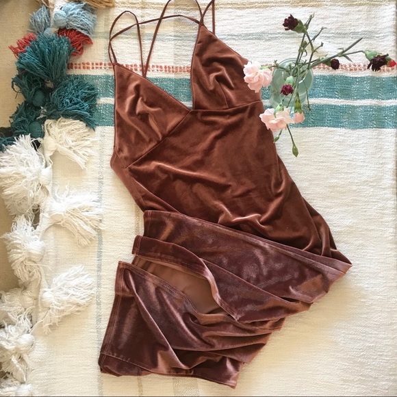 Dresses & Skirts - Showstopper dress 💃💃 rust velvet open back long